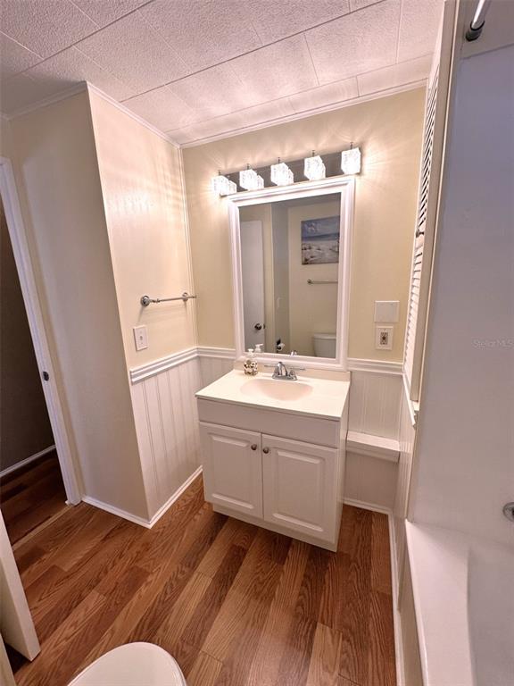 1600 Old Coachman Rd., Unit 816 Clearwater, FL 33765 - Photo 22 of 26 a bathroom with a sink mirror and a bathtub