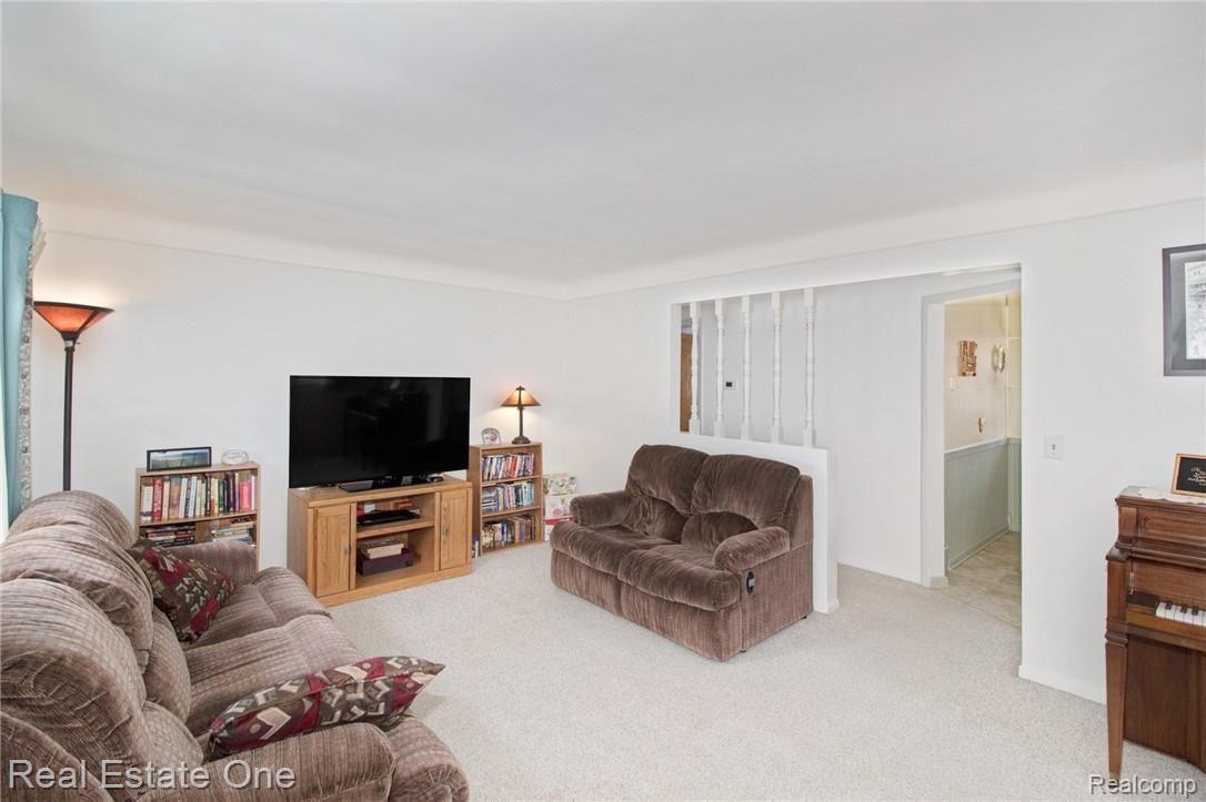 18475 Stephens Road Eastpointe, MI 48021 - Photo 3 of 24 3 Living Room.jpg