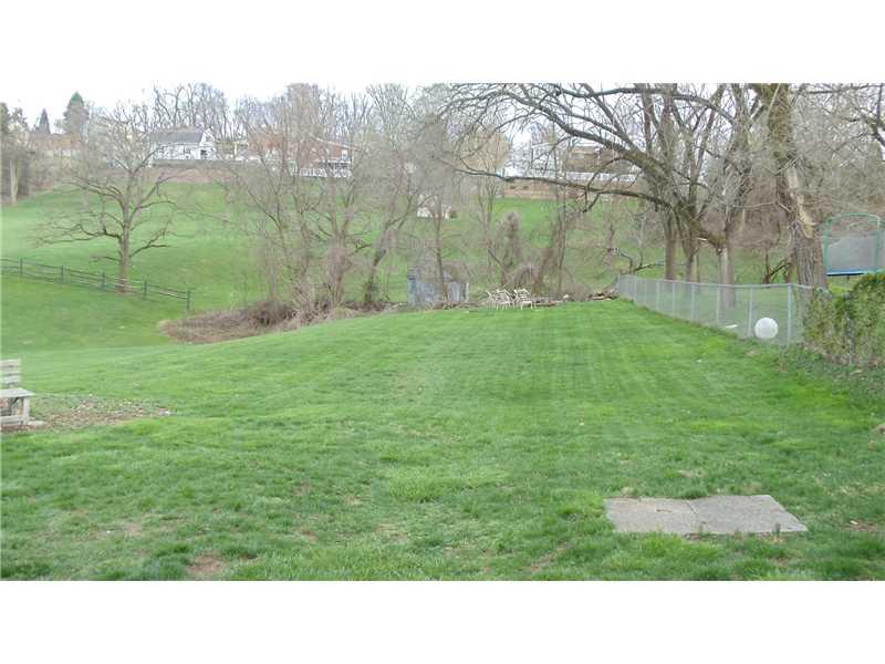 1476 Cathell Road Baldwin, PA 15236 - Photo 3 of 12 Yard/Garden.