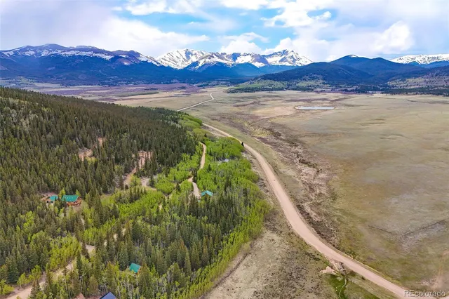 a view of a pathway with a yard