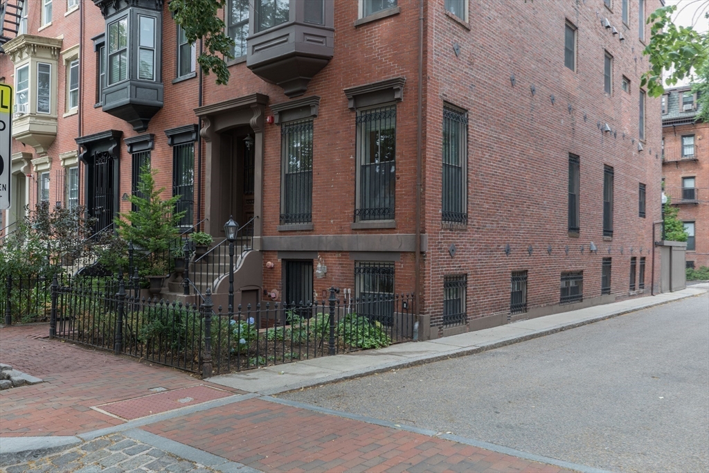 41 Worcester Street, Unit 2 Boston, MA 02118 - Photo 24 of 27 a view of a building with a street