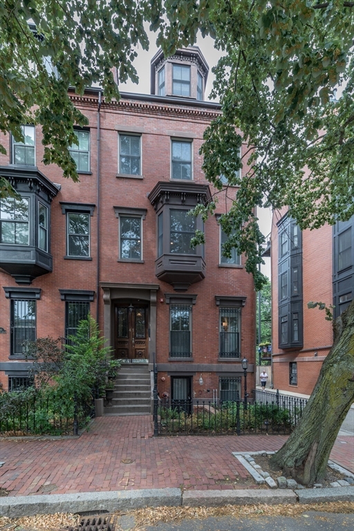 41 Worcester Street, Unit 2 Boston, MA 02118 - Photo 25 of 27 a front view of a house with garden