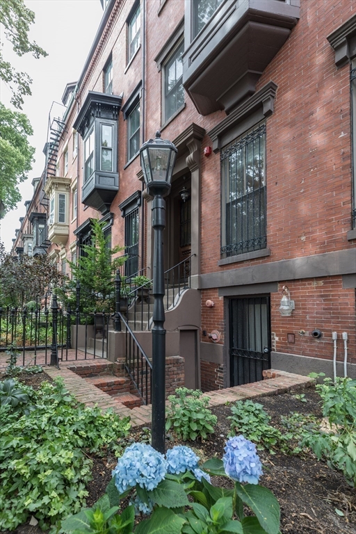 41 Worcester Street, Unit 2 Boston, MA 02118 - Photo 26 of 27 a view of a building with a yard