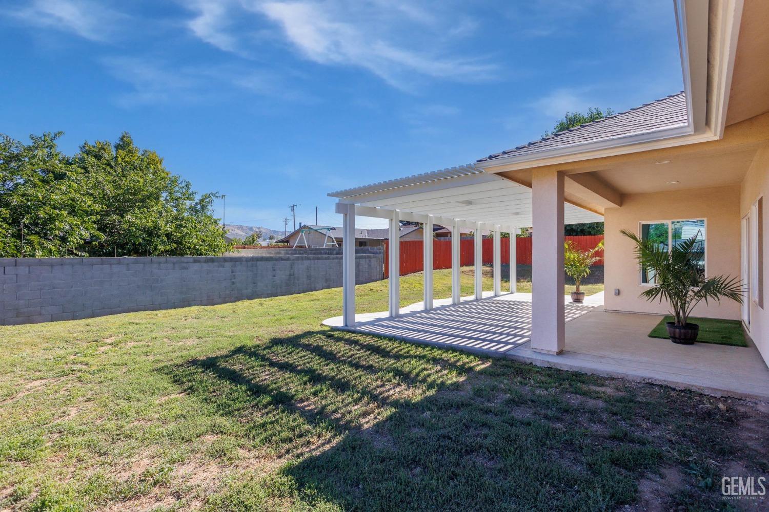 Undisclosed Address Tehachapi, CA 93561 - Photo 35 of 41 a view of an house with backyard and patio