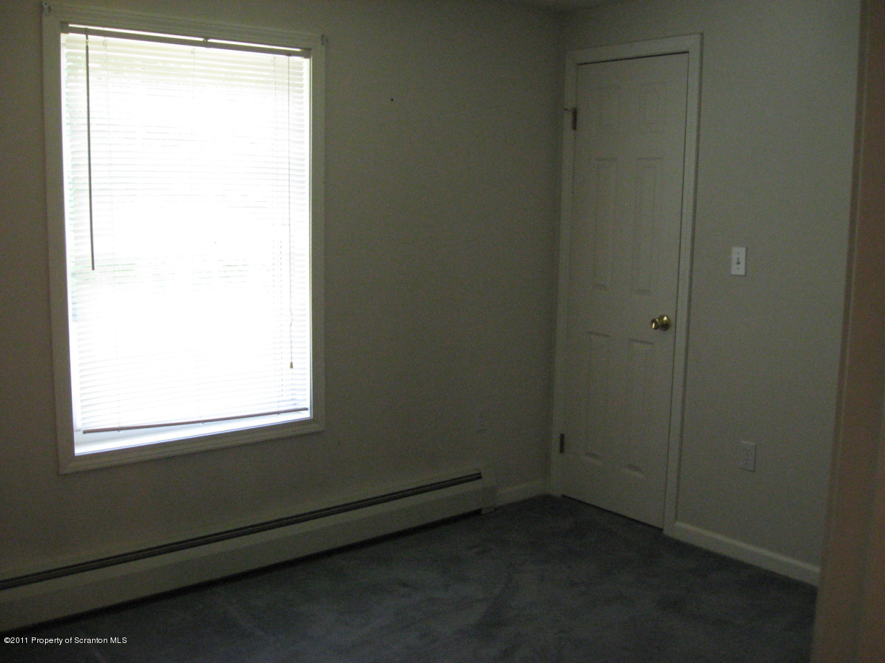 112 Ridgeview Drive Scranton, PA 18504 - Photo 10 of 15 a room that has a window in it
