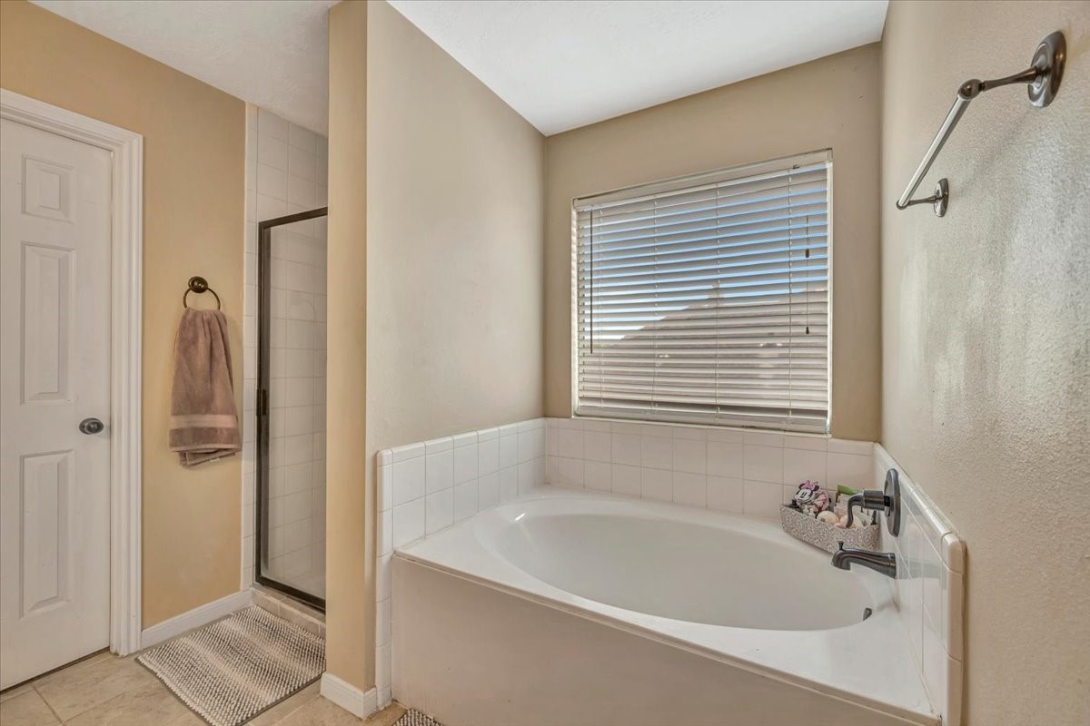 4235 Park Ridge Drive Pasadena, TX 77504 - Photo 32 of 41 a bathroom with a bathtub and shower