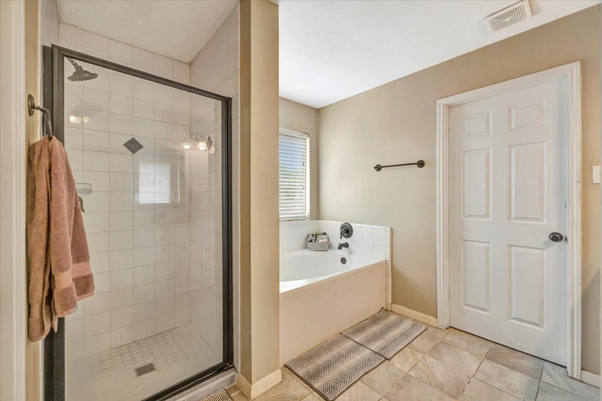 4235 Park Ridge Drive Pasadena, TX 77504 - Photo 33 of 41 a bathroom with a tub shower and sink