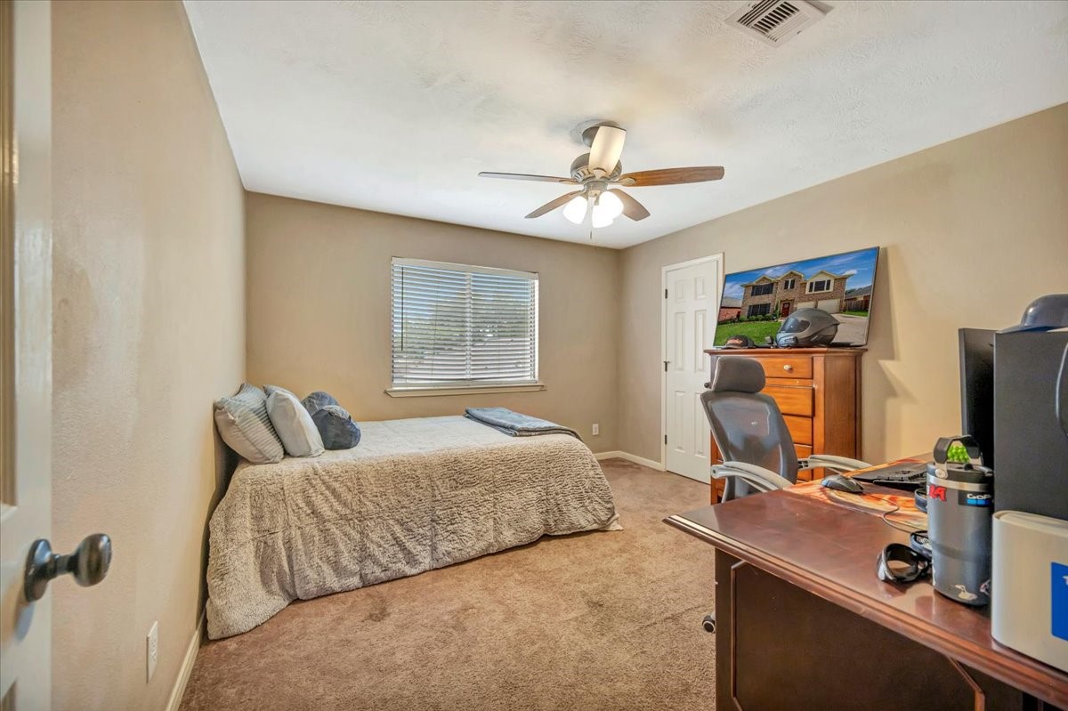 4235 Park Ridge Drive Pasadena, TX 77504 - Photo 36 of 41 a bedroom with bed tv and window