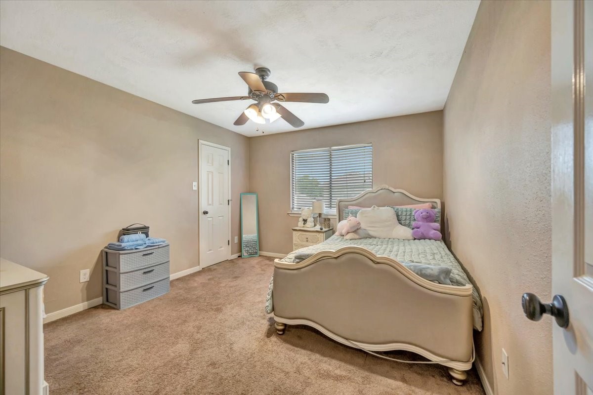 4235 Park Ridge Drive Pasadena, TX 77504 - Photo 38 of 41 a room with a bed and a chandelier