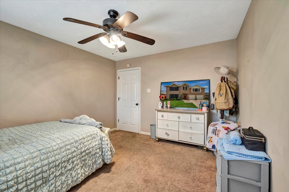 4235 Park Ridge Drive Pasadena, TX 77504 - Photo 39 of 41 a bedroom with a bed and a dresser