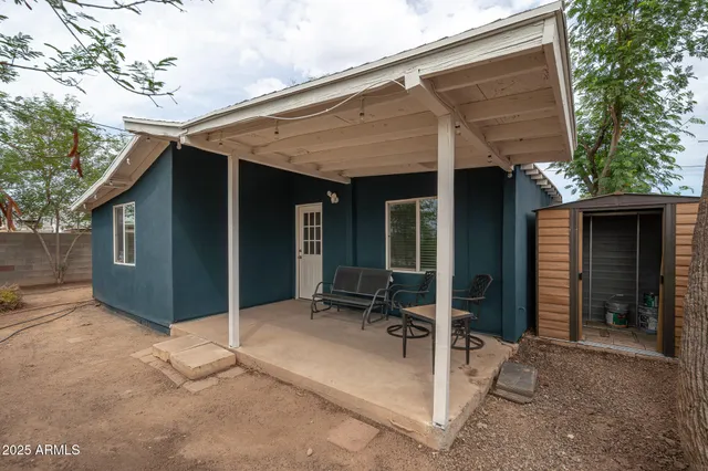 a view of backyard with large space