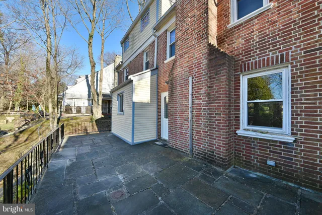 a view of a pathway along the building