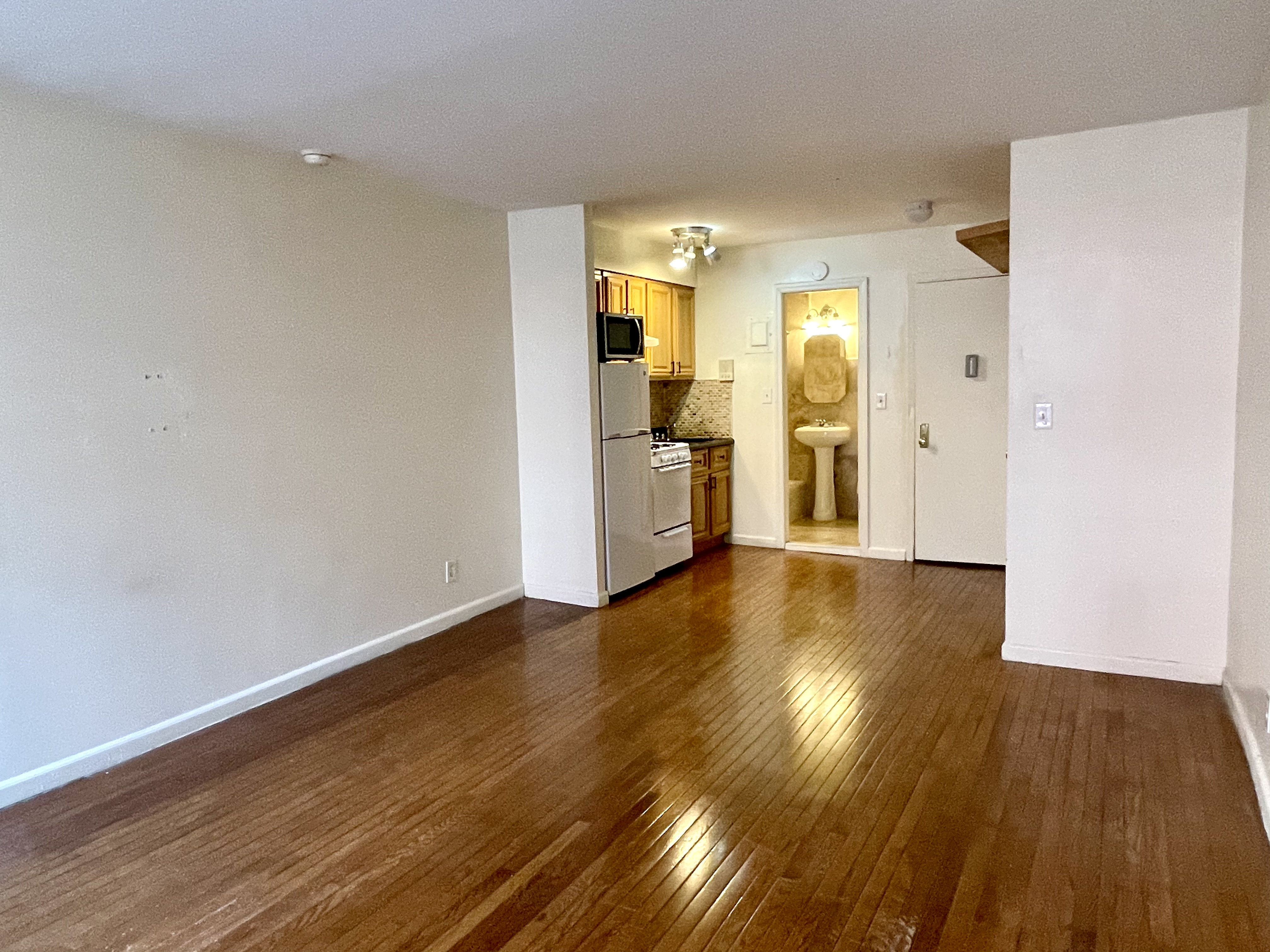 336 East 61st Street, Unit 4 Manhattan, NY 10065 - Photo 4 of 10