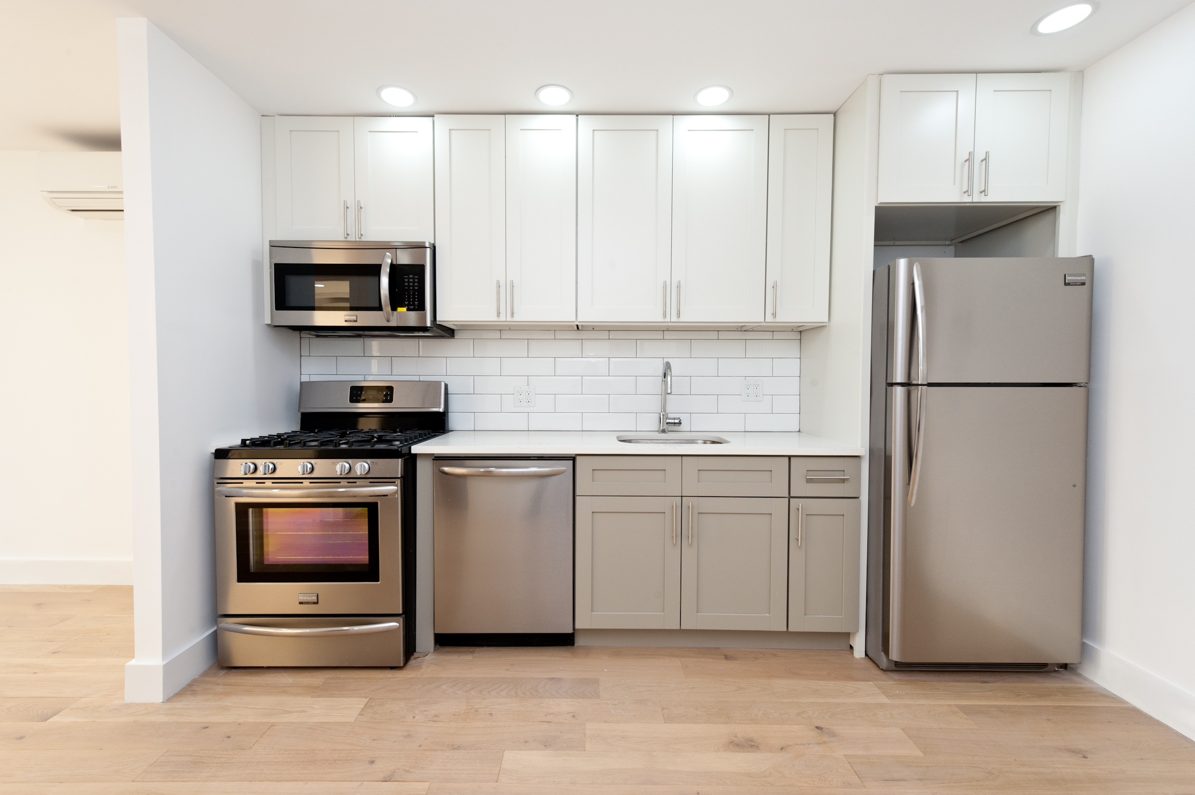 25-10 38th Avenue, Unit 6D Queens, NY 11101 - Photo 2 of 8