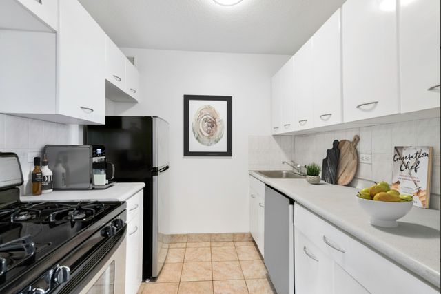 $599,000 | 2 South End Avenue, Unit 6A | Battery Park City