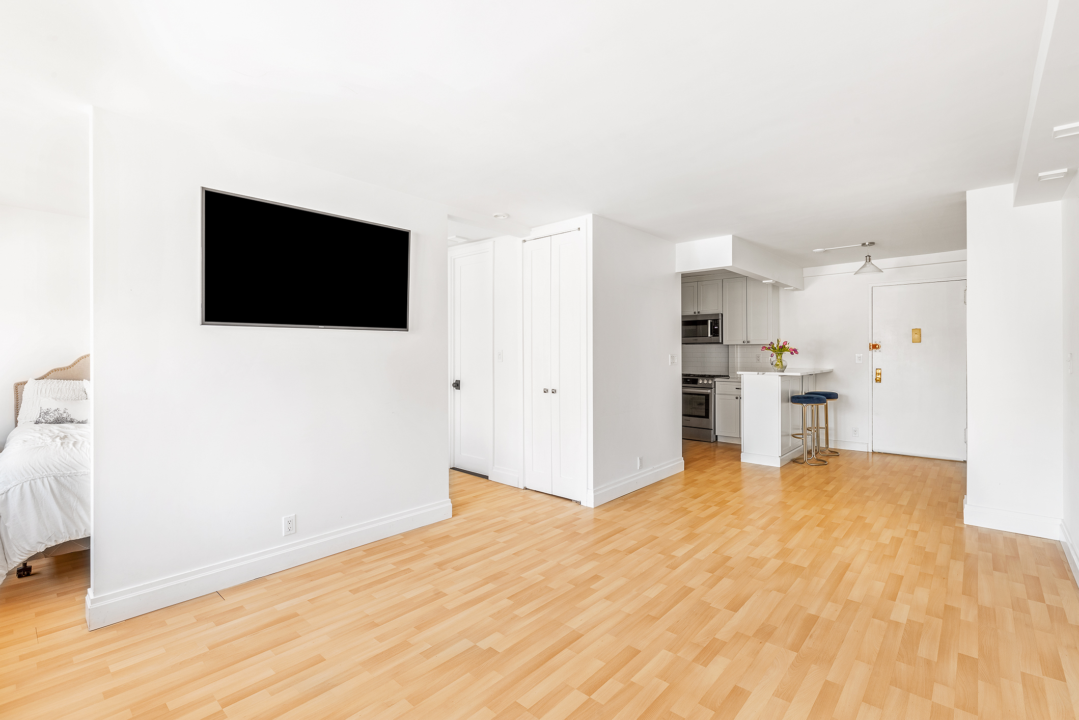 360 West 22nd Street, Unit 9J Manhattan, NY 10011 - Photo 2 of 7