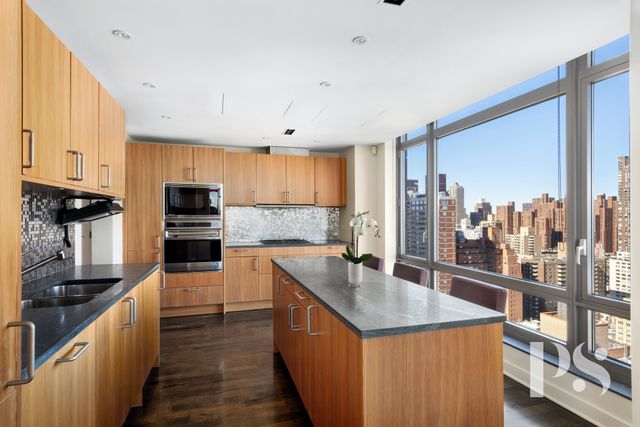 $5,300,000 | 450 East 83rd Street, Unit 24BC | Upper East Side