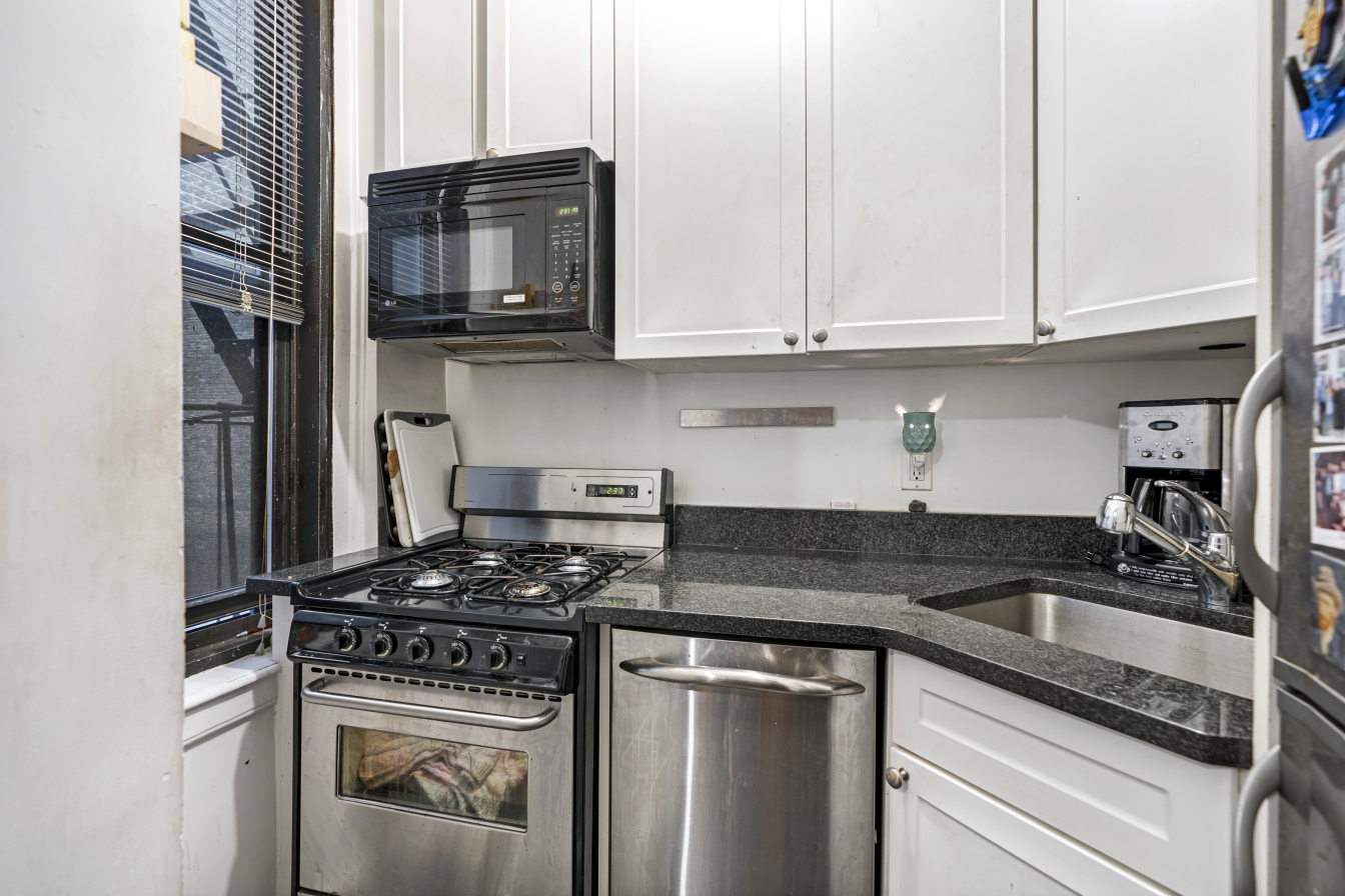 162 West 56th Street, Unit 702 Manhattan, NY 10019 - Photo 7 of 12