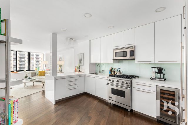 $2,900,000 | 155 West 70th Street, Unit 9FG | Upper West Side