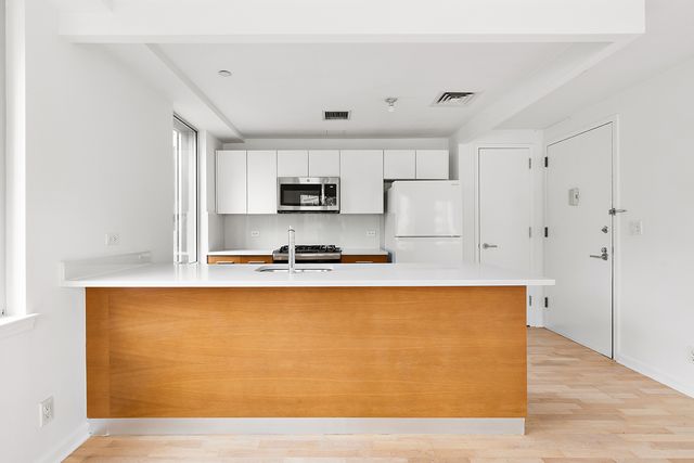 $905,000 | 133 Water Street, Unit 10A | DUMBO