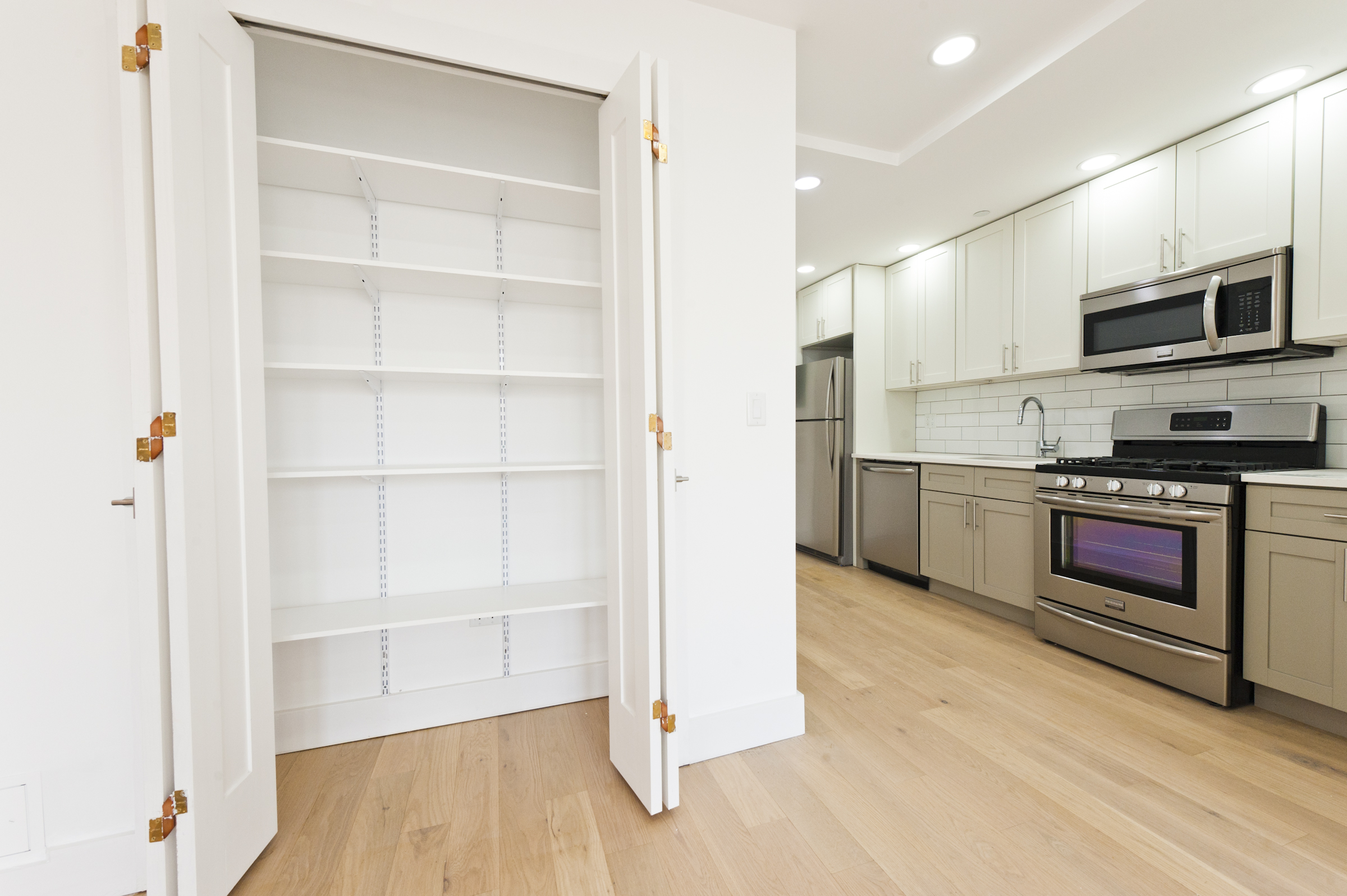 25-10 38th Avenue, Unit 5D Queens, NY 11101 - Photo 4 of 7