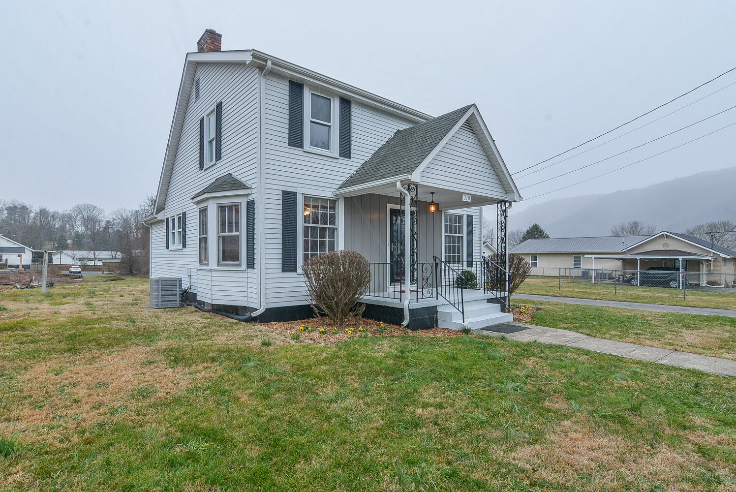 310 8th Street Erwin, TN 37650 - Photo 3 of 40 310 8th front left