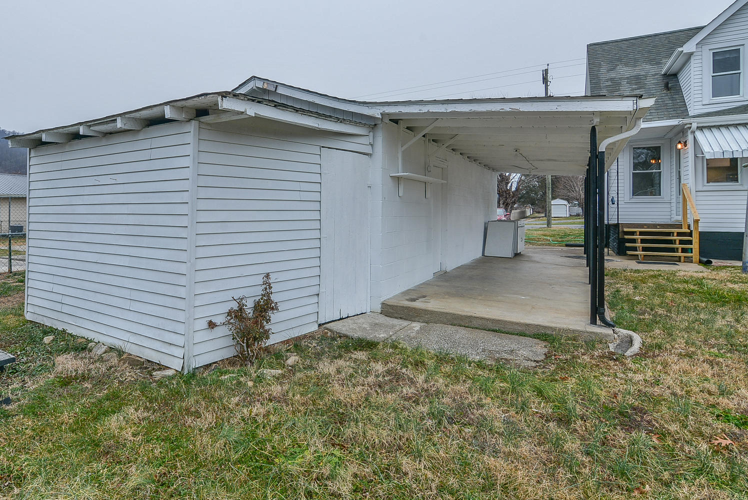 310 8th Street Erwin, TN 37650 - Photo 31 of 40 310 8th patio 1