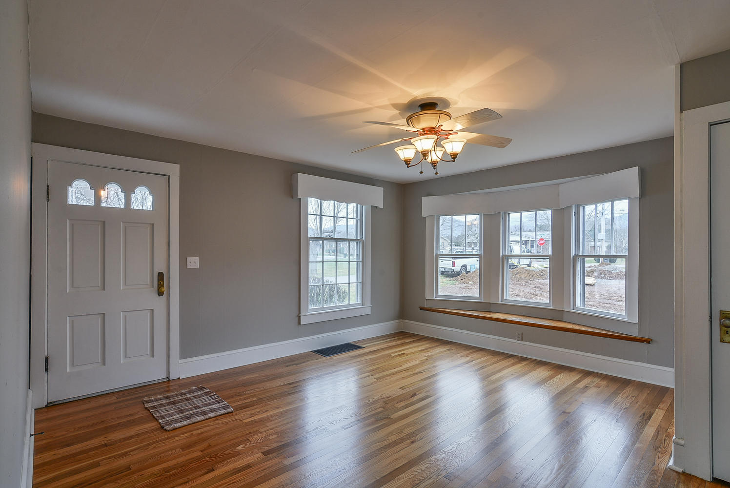 310 8th Street Erwin, TN 37650 - Photo 7 of 40 310 8th living room 1