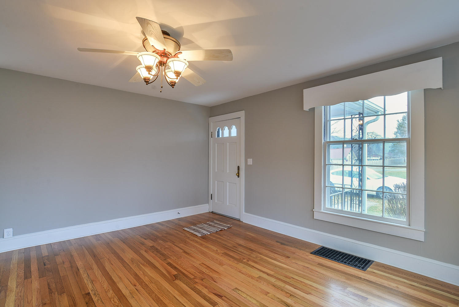 310 8th Street Erwin, TN 37650 - Photo 9 of 40 310 8th living room 4