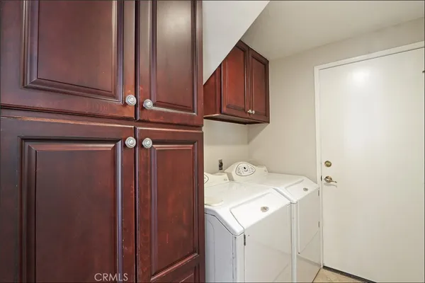 a big room with closet and a livingroom view