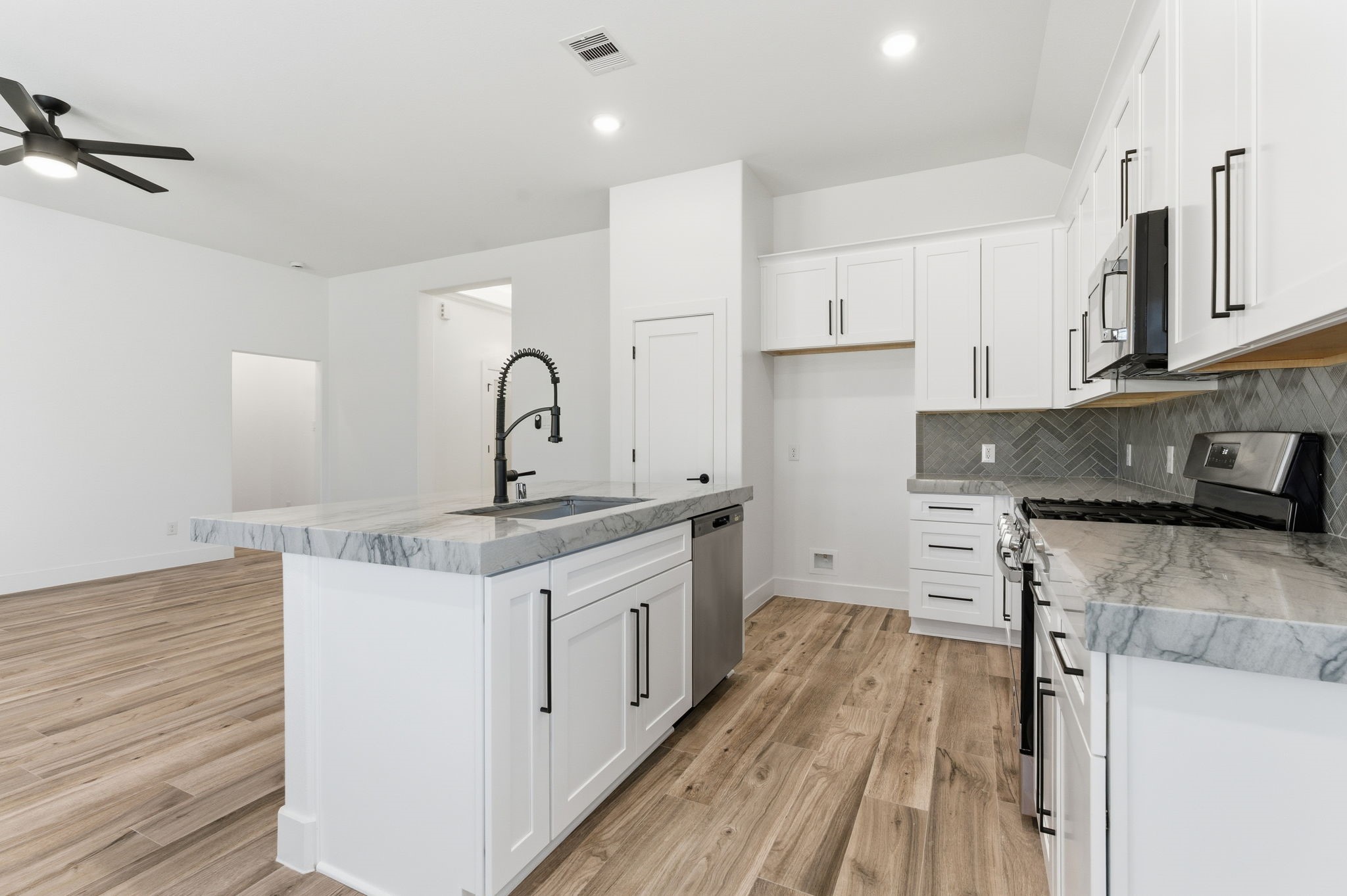 5227 Sunshine Point Willis, TX 77318 - Photo 10 of 33