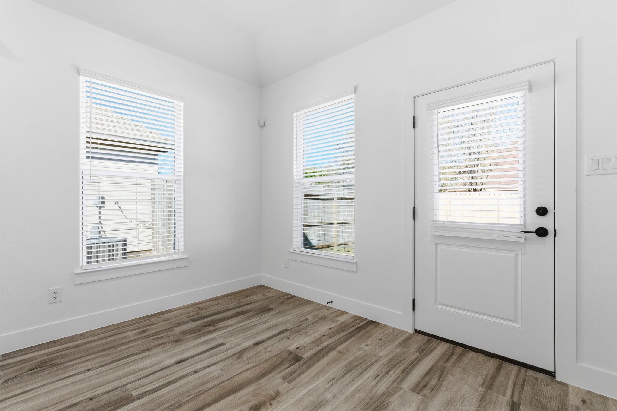 5227 Sunshine Point Willis, TX 77318 - Photo 11 of 33 BREAKFAST AREA HAS DOOR TO THE PATIO