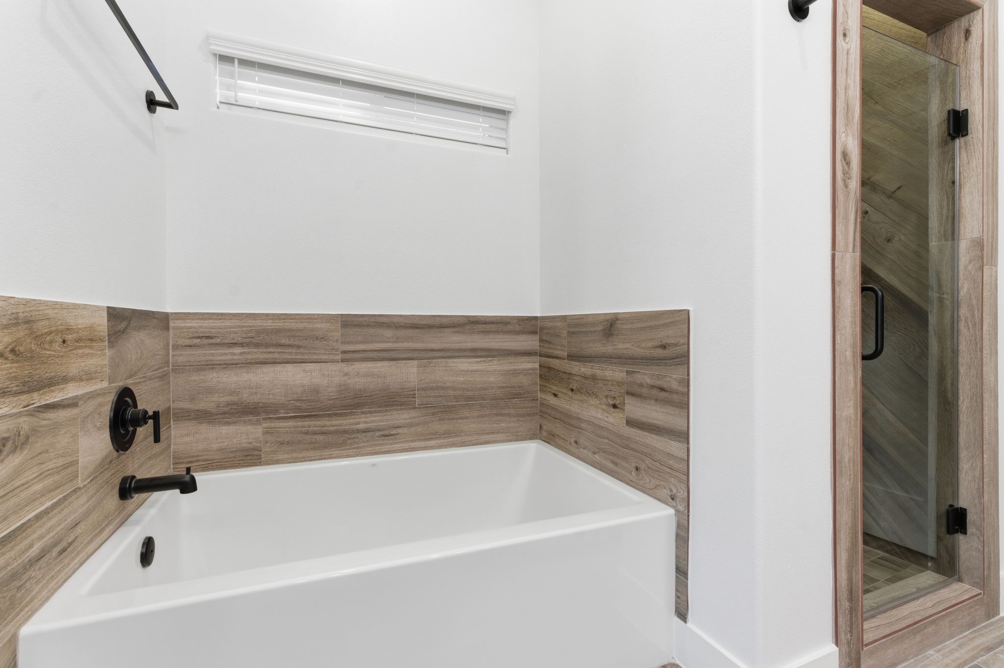 5227 Sunshine Point Willis, TX 77318 - Photo 15 of 33 NICE SOAKING TUB