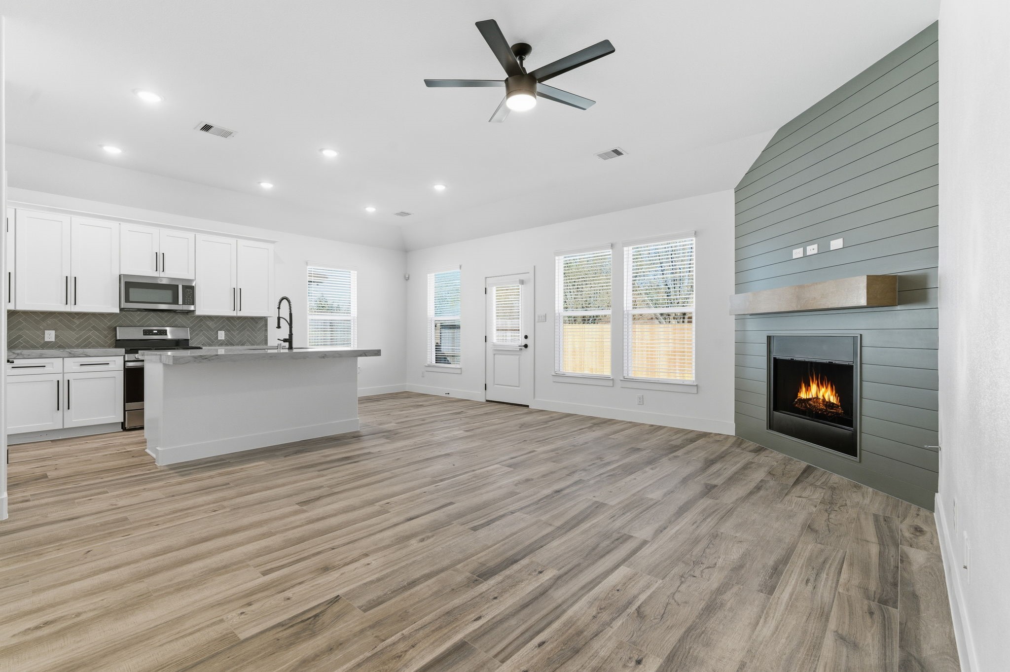 5227 Sunshine Point Willis, TX 77318 - Photo 6 of 33 SUCH NICE CUSTOM TOUCHES IN THIS BRAND NEW NEVER LIVED IN RENTAL. IT WOULD BE YOURS TO ENJOY SO HURRY