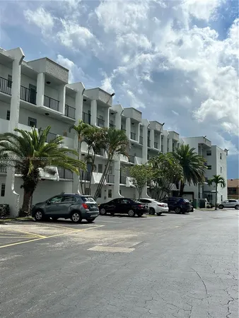 $1,600 | 3000 Sunrise Lakes Drive East, Unit 302, Sunrise, FL 33322