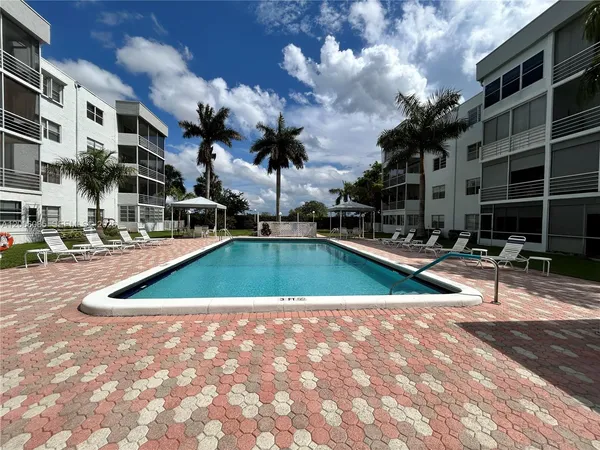 $1,600 | 3000 Sunrise Lakes Drive East, Unit 302, Sunrise, FL 33322