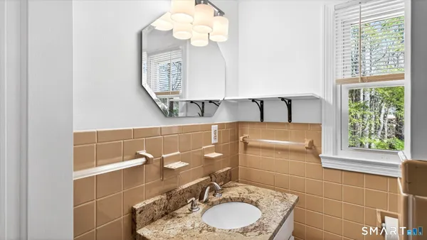 $550,000 | 28 Park Road, Simsbury, CT 06070