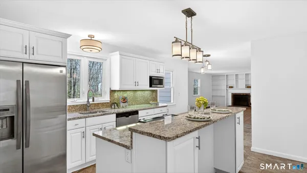 $550,000 | 28 Park Road, Simsbury, CT 06070