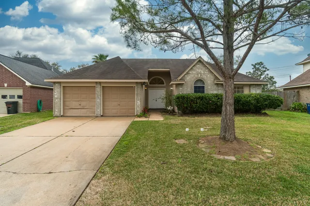 $2,100 | 5306 Acorn Court, League City, TX 77573