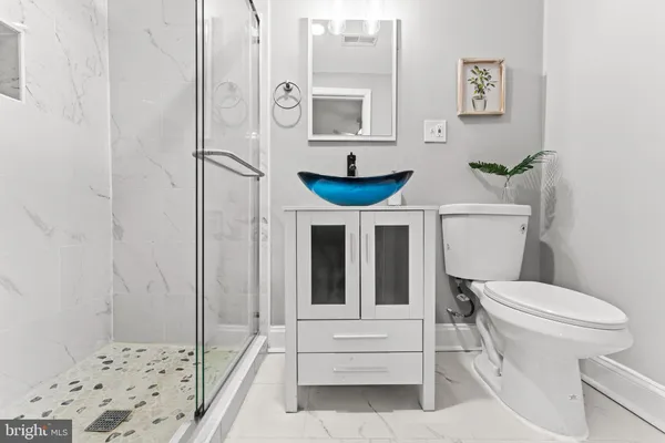 a bathroom with a toilet and a shower