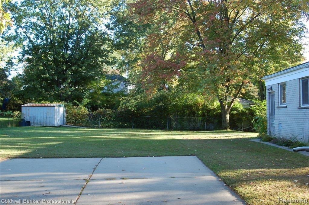 1206 Maple Drive Rochester, MI 48307 - Photo 2 of 17 Concrete Pull Up Drive