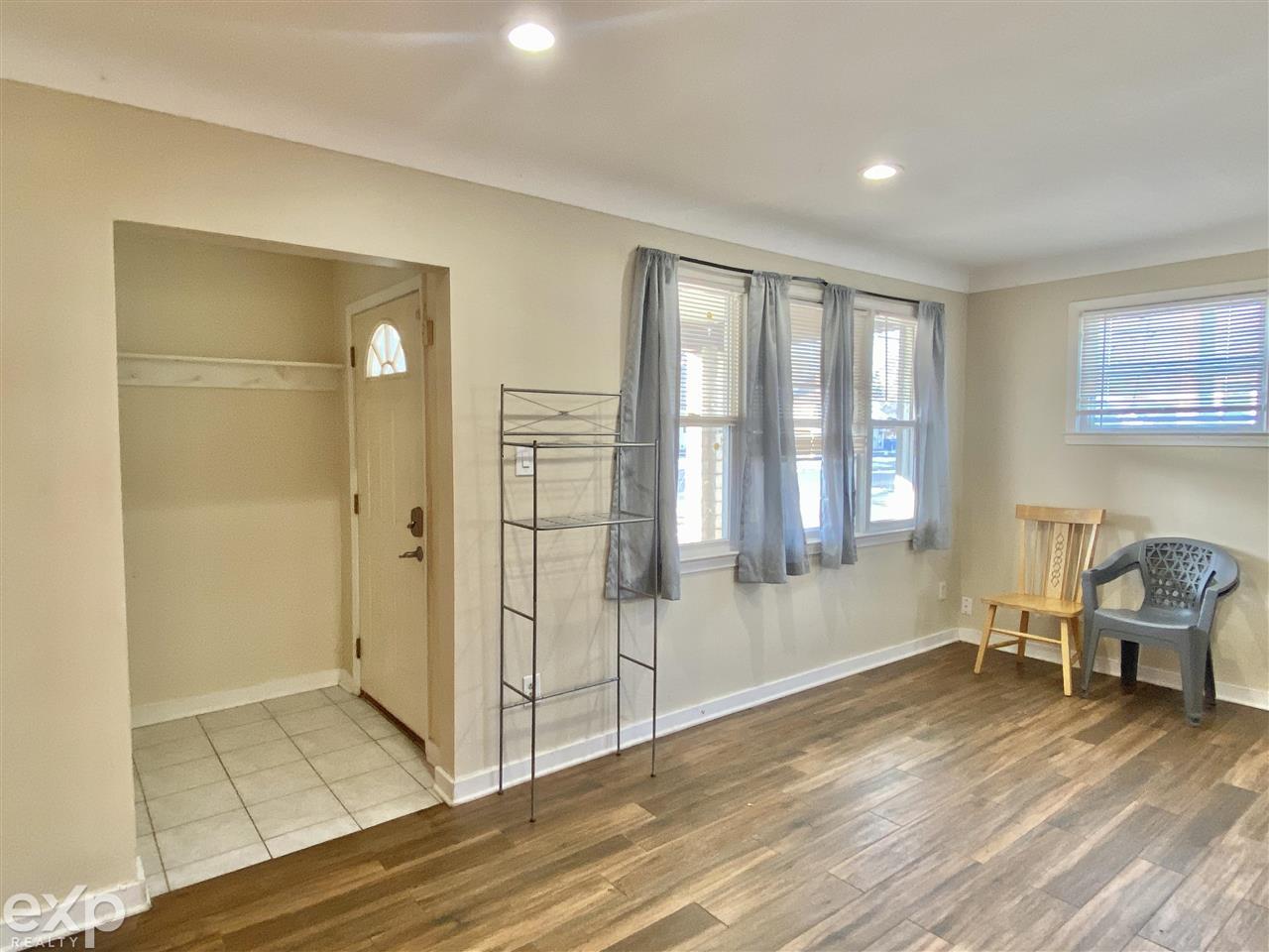 8207 Toepfer Road Warren, MI 48089 - Photo 5 of 17 50063857-4.JPG