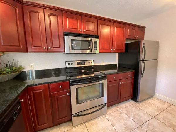 $1,875 | 133 Eastern Avenue, Unit 304, Manchester, NH 03104