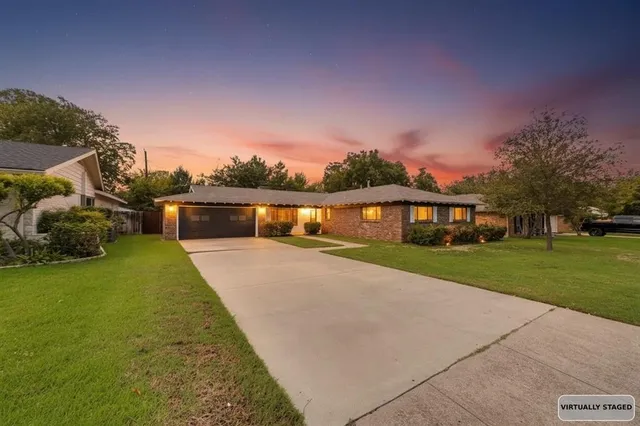 a view of a house with a yard