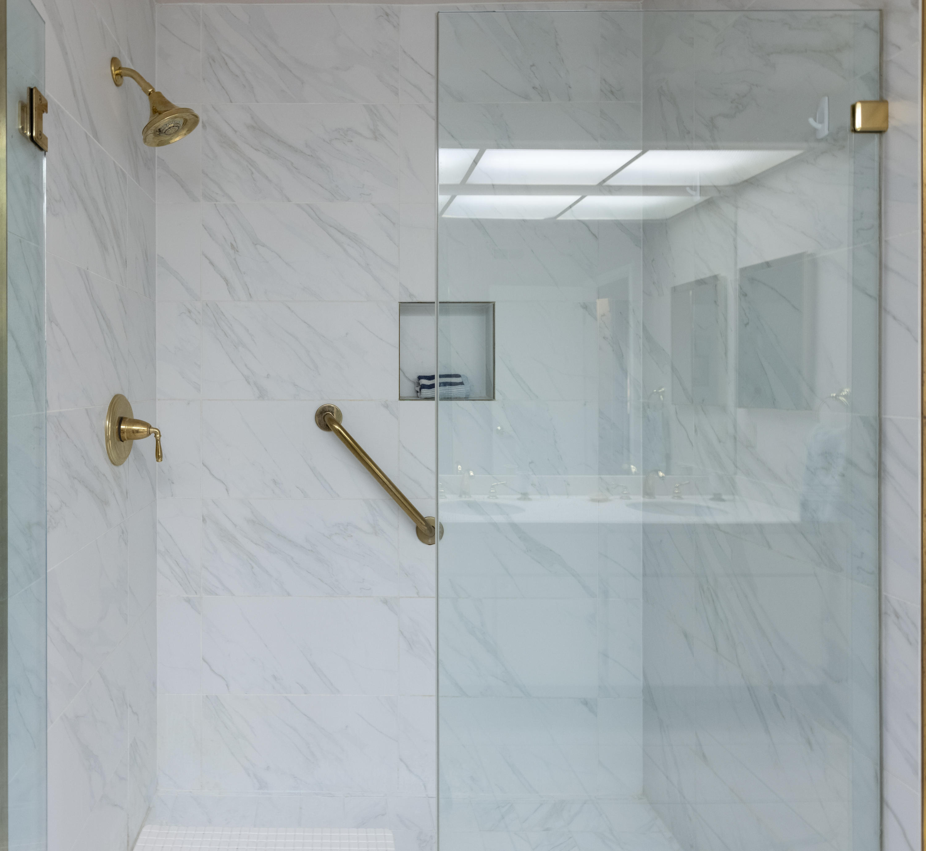 3155 Ramon Road, Unit 503 Palm Springs, CA 92264 - Photo 13 of 21 a bathroom with a shower