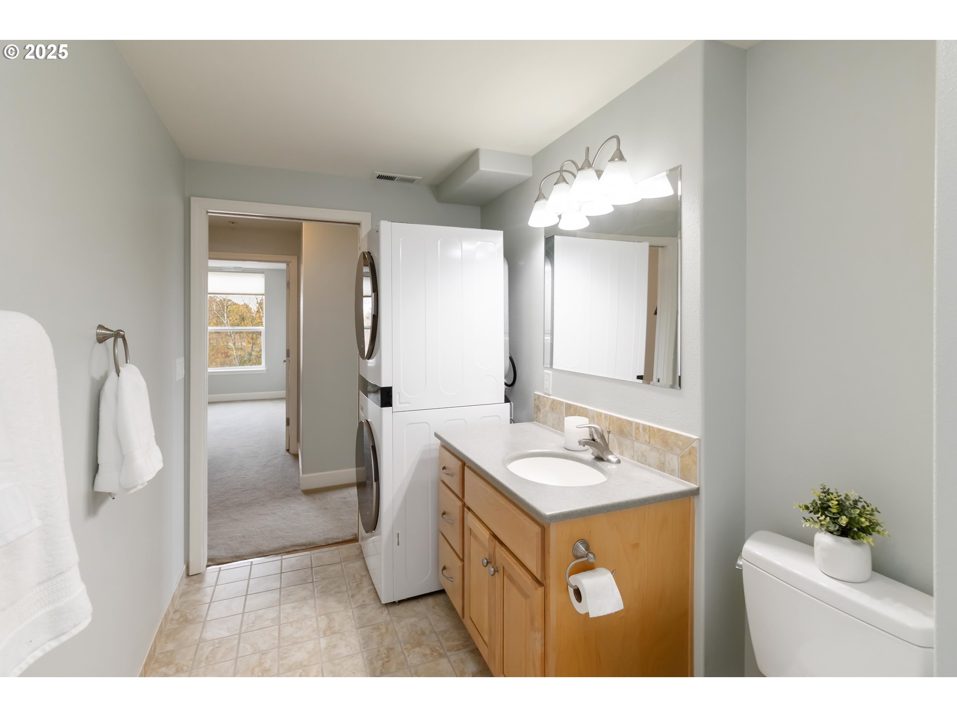1548 River Road, Unit 302 Longview, WA 98632 - Photo 11 of 42 a bathroom with a sink vanity tub and a mirror