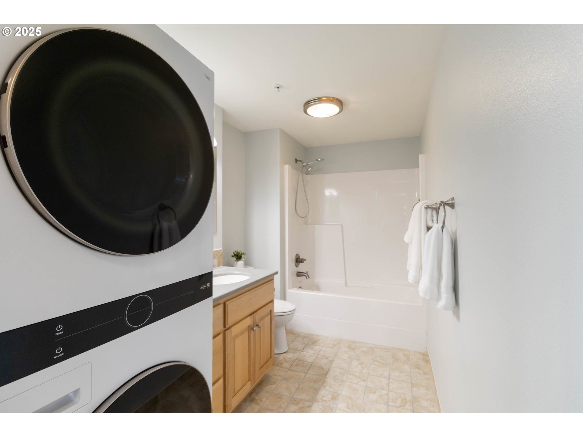 1548 River Road, Unit 302 Longview, WA 98632 - Photo 12 of 42 a bathroom with a sink and mirror