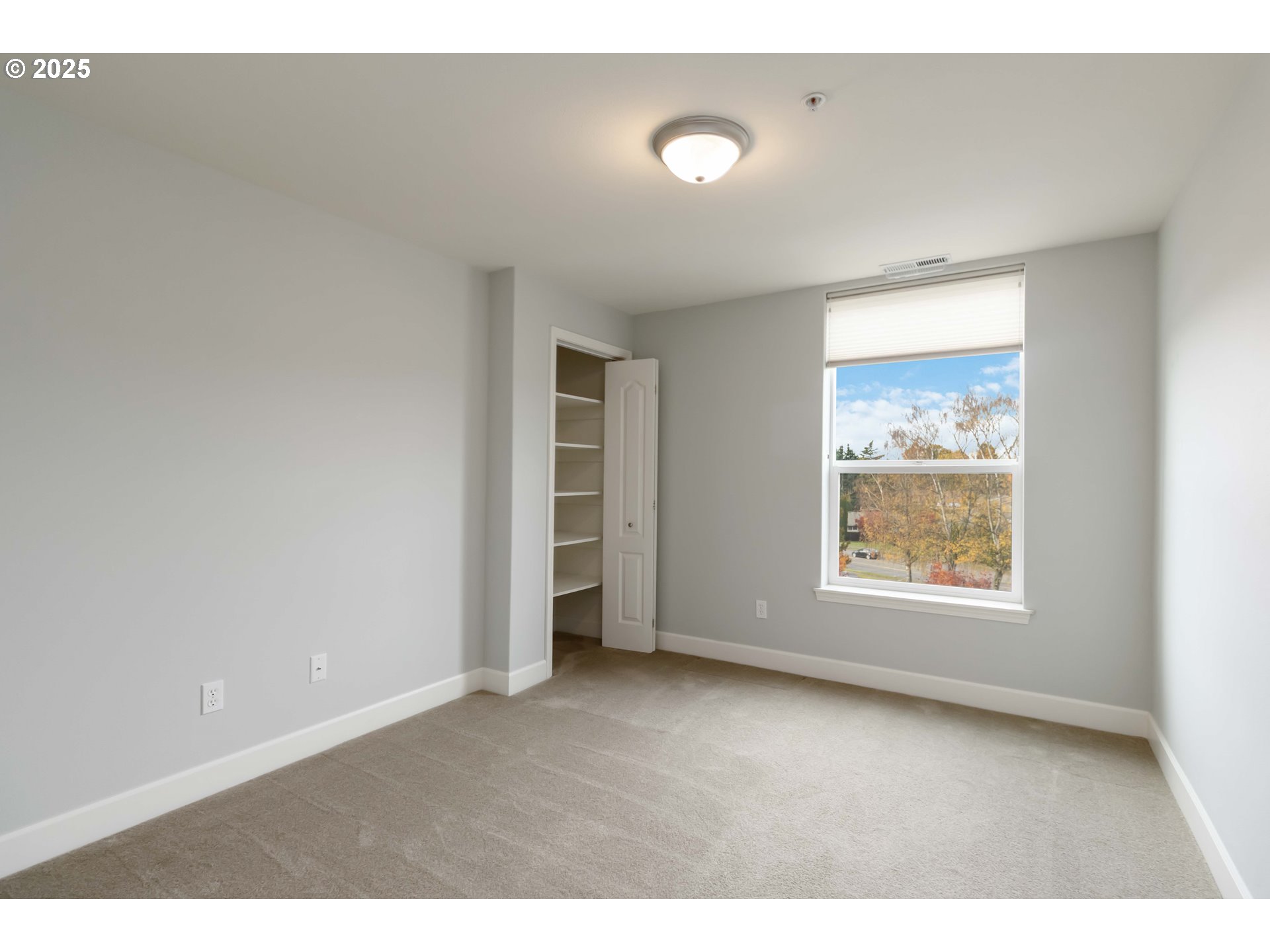 1548 River Road, Unit 302 Longview, WA 98632 - Photo 14 of 42 a view of an empty room with a window