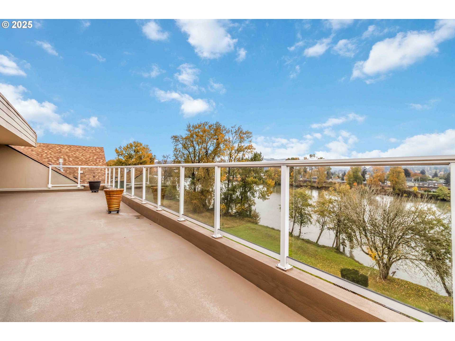 1548 River Road, Unit 302 Longview, WA 98632 - Photo 2 of 42 a view of an ocean from a balcony