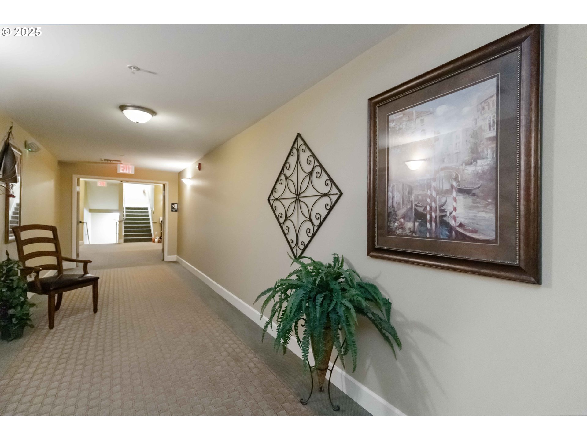 1548 River Road, Unit 302 Longview, WA 98632 - Photo 26 of 42 a view of a livingroom with furniture and a painting on the wall